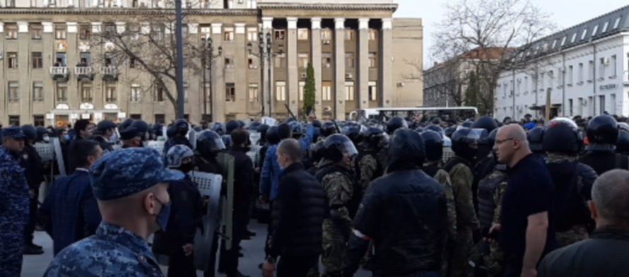В Северной Осетии массовое нарушение режима самоизоляции — митинг. Толпа скандирует «Чельдиев»!